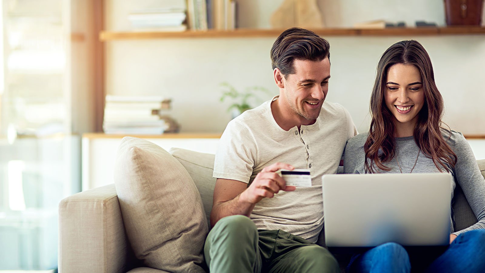 pareja haciendo compras online desde su computadora